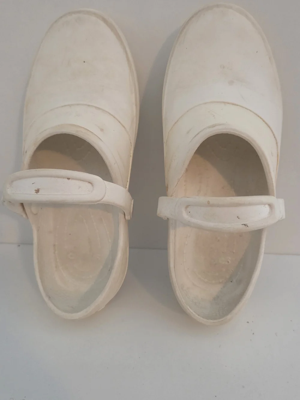 White/Cream Crocs Classic Clog Sandals Size 6